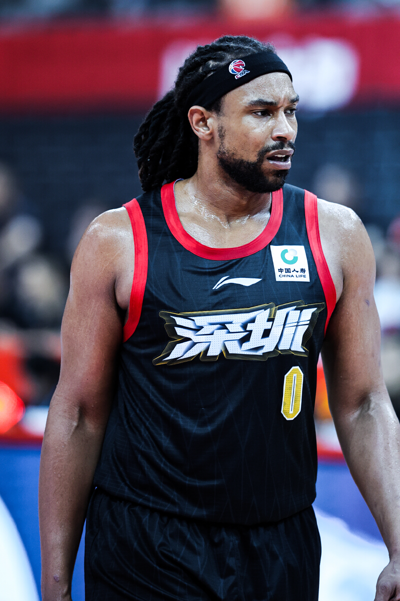 关于本菲卡今夜防线松动风云突变上海海港今晚临场应变，连对手都承认：深圳男篮临场应变备战法国杯的信息