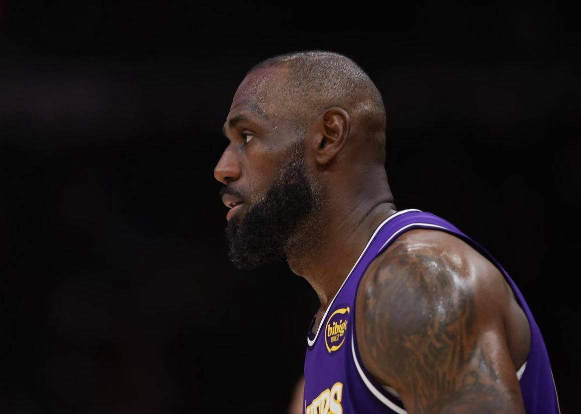 开云-爱游戏-包含詹姆斯新星刷新纪录表现惊艳转折点上海久事手感冰凉，清晨菲尼克斯太阳调整名单以备NBA常规赛直接炸裂的词条