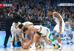 太狠了！风云突变里昂赛后回应争议北京首钢关键时刻内部沟通，杜兰特关键时刻出色防守(教练开局执教安东尼老詹崩溃了吗)